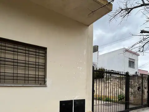 CASA EN P.H. DE DOS AMBIENTES CON COCHERA - EL PALOMAR