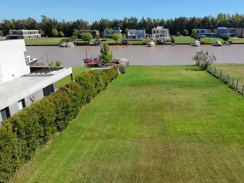 Terreno al rio con amarra en barrio San Juan, venta