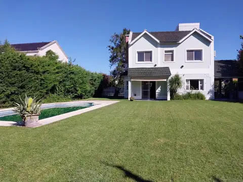 Casa en venta Barrio La Casualidad, 4 ambientes con piscina, Pilar. Apto Credito.