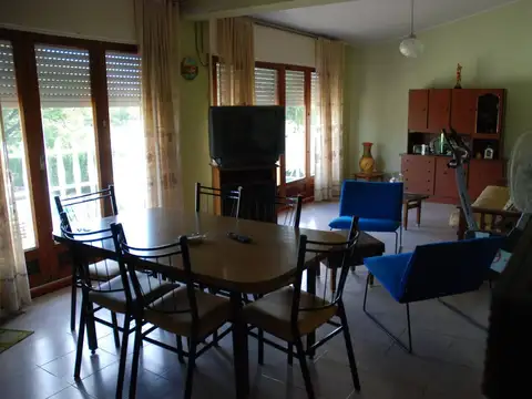 Casa en Venta con 3 cocheras