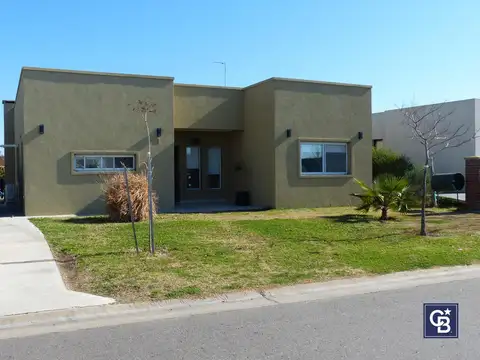 Venta de Casa 3 dormitorios y oficina independiente con pileta en San Ramón, Pilar del Este