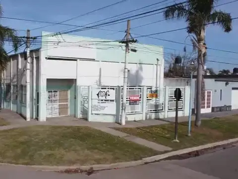Amplio local en esquina en Fray Luis Beltrán.