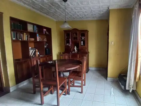 Casa 8 ambientes con 2 baños