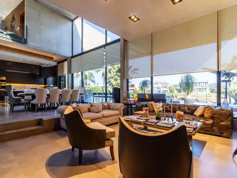 Casa 8 ambientes con 4 baños