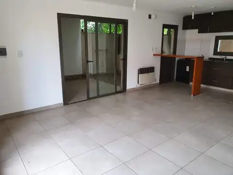 Casa 2 ambientes con 2 baños