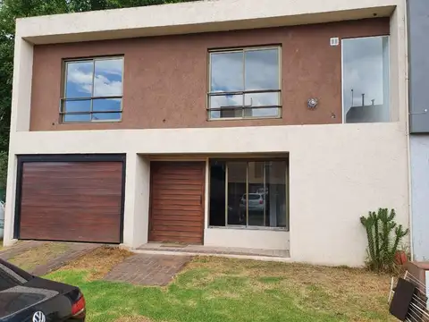 ¡Venta! ¡Oportunidad! Casa en Campo de Vuelo