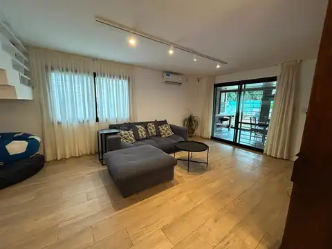Casa 8 ambientes con 2 baños