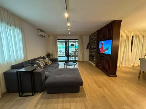 Casa en Venta con 2 cocheras