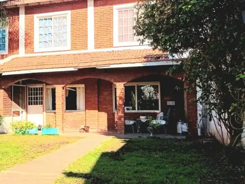CASA 4 AMBIENTES MAS LOCAL A LA VENTA