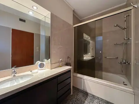 Departamento de 3 o 4 dormitorios con cochera y vista al río