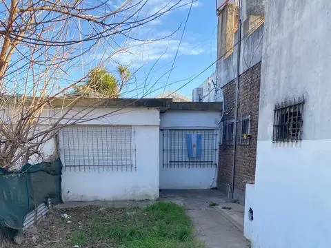 3 DEPARTAMENTOS Y 4 LOCALES - ESQUINA INMEJORABLE