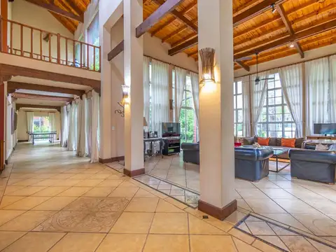 Casa 10 ambientes con 5 baños
