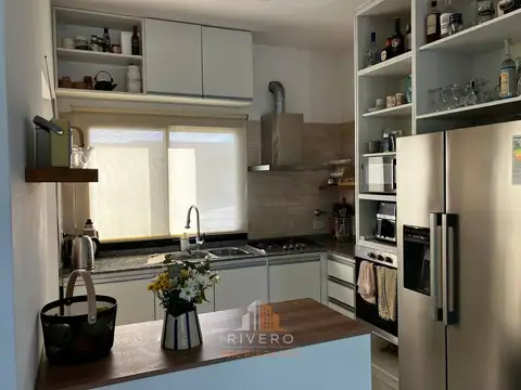 Casa en Alquiler con 2 cocheras