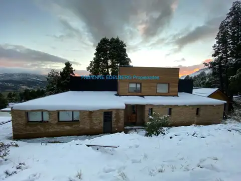 Casa 9 ambientes con 4 baños