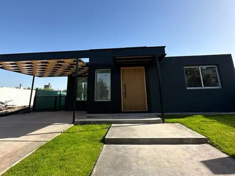 Casa en Venta con 2 cocheras