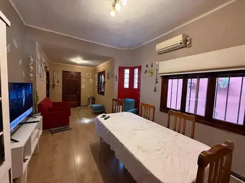 Casa al frete con Cochera y Quincho Cerrado.