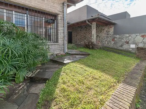 Chalet 4 ambientes con jardín en Olivos Golf