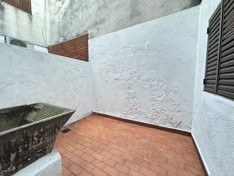 Departamento de pasillo en excelente ubicación. 2 patios