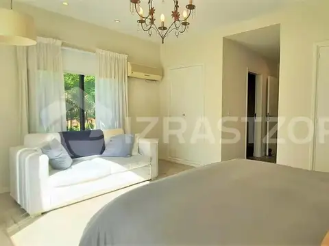 Casa en venta en Altos de Pilar, desarrollada en una planta con gran jardín