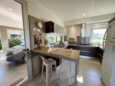 Casa 6 ambientes con 4 baños