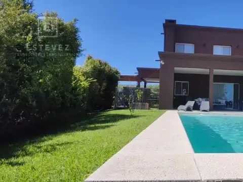 Casa en Venta con 2 cocheras