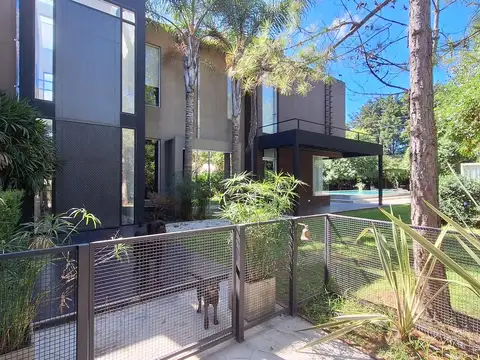 Casa a la venta de 3 dormitorios en Barrio Cerrado La Montura, pileta con borde infinito.