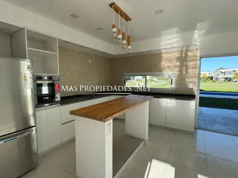 Casa en Alquiler con 2 cocheras