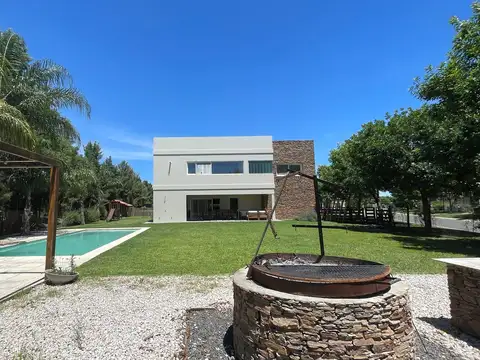 Casa 8 ambientes con 5 baños
