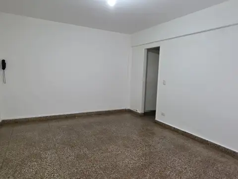 DEPARTAMENTO 2 AMBIENTES CON PATIO PROPIO DESCUBIERTO, FRENTE ESTACIÓN TROPEZON  