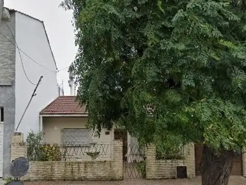 Remedios de Escalada e/ Avenida Pedro Luro y 25 de Mayo