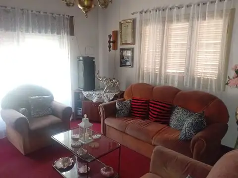 Casa 8 ambientes con 1 baño