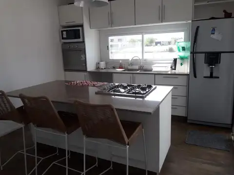 Casa 6 ambientes con 3 baños