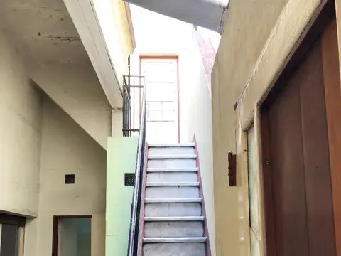 Departamento tipo casa de 4 amb. Patio y terraza. s/ expensa