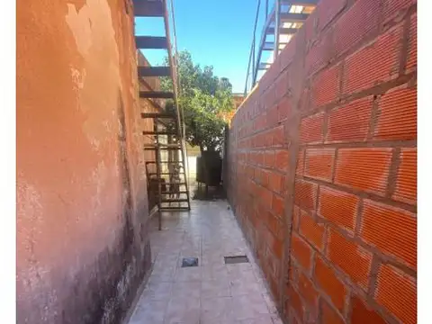 Casa 9 ambientes con 2 baños