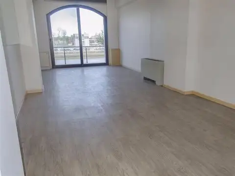 Oficina 12 ambientes con 5 baños