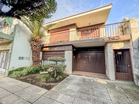 Chalet en ph al frente de cuatro ambientes en venta en Haedo