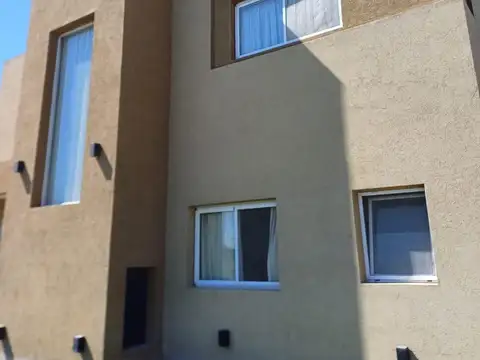 Casa en Alquiler Temporal con 3 cocheras