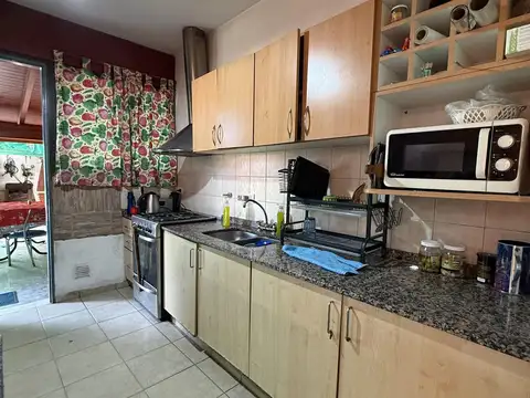 Casa 5 ambientes con 2 baños