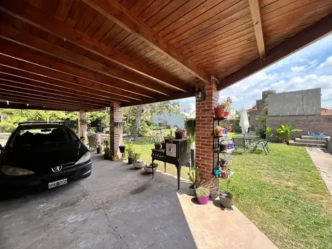 Casa en VENTA en Gonnet, 1 dorm., pileta y parque