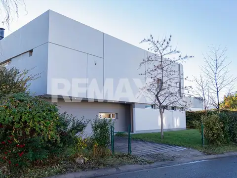ALQUILER CASA GERENCIAL 4 DORM COMAHUE GOLF CLUB
