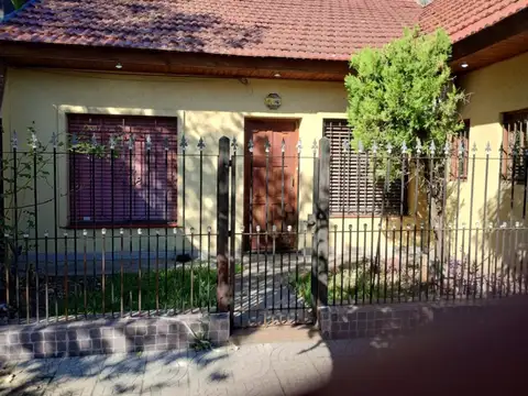 Chalet en venta c/ cochera en Banfield