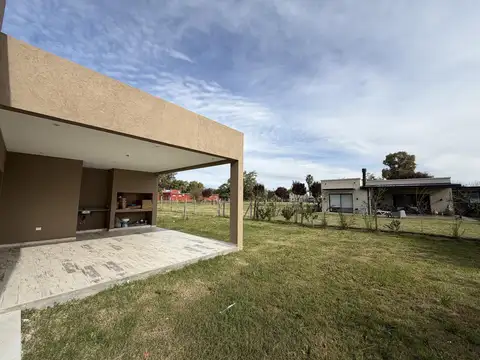 Casa 4 ambientes con 2 baños