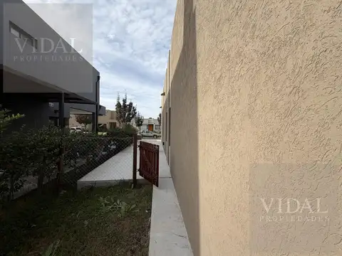 Casa en Venta con 3 cocheras
