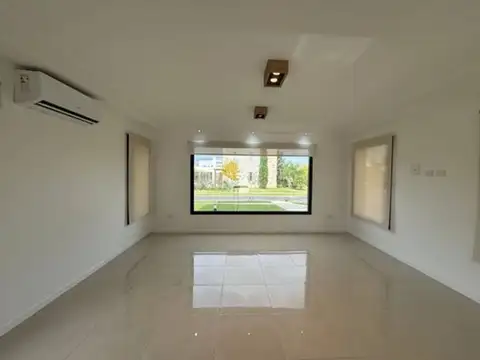 Casa 4 ambientes con 3 baños