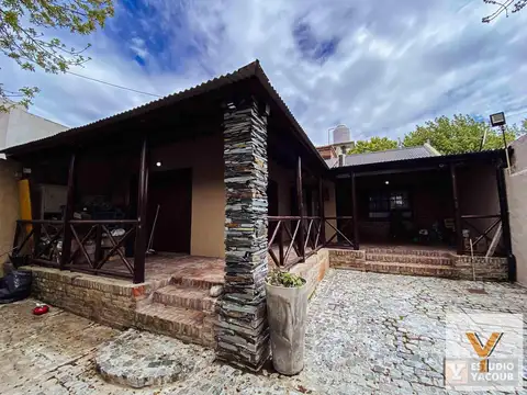 Casa en venta - 2 Dormitorios 1 Baño - Cochera - San Carlos, La Plata
