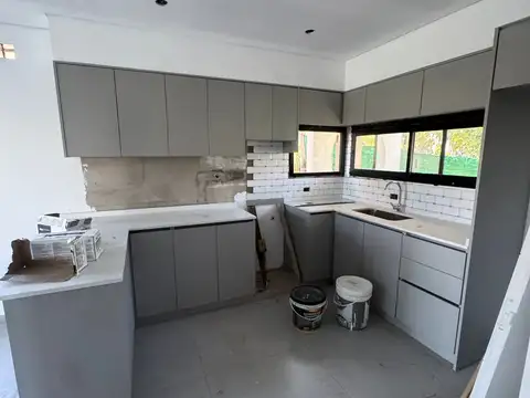 Casa en Alquiler con 2 cocheras