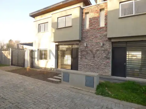 513 Y 143 FINANCIACION   Dúplex Casa en Complejo Cerrado en venta.