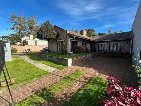 Chalet sobre dos lotes en venta con quincho y loft - Colinas de Peralta Ramos