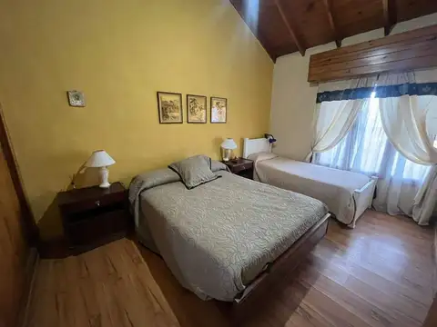 HERMOSO CHALET 3 AMBIENTES CON QUINCHO, GARAGE Y PARQUE + DEPTO, PUNTA MOGOTES
