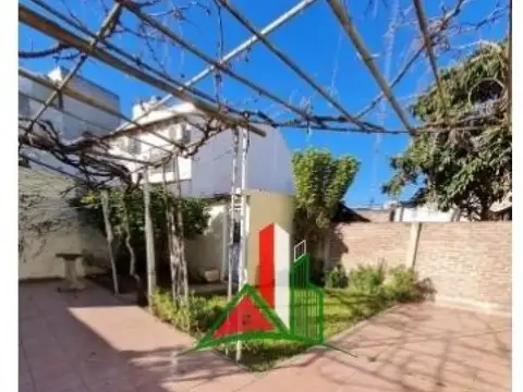 VENTA: CASA DE 4 AMBIENTES SOBRE CALLE ESQUIU - CASEROS